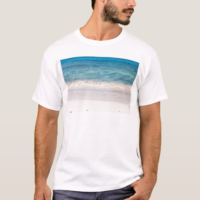 Camiseta Areia branca semelhante e mar azul-turquesa (Frente)