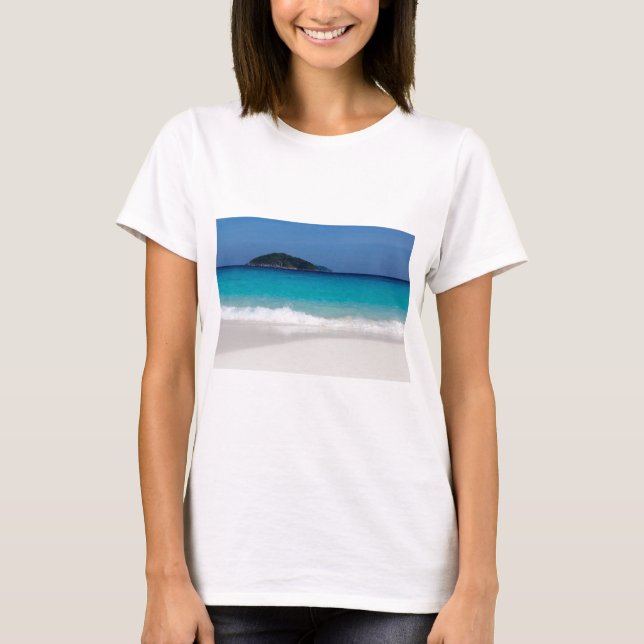 Camiseta Areia branca semelhante e mar azul-turquesa (Frente)