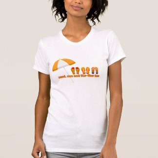 Camiseta Areia, Sol e Diversão com Chinelos