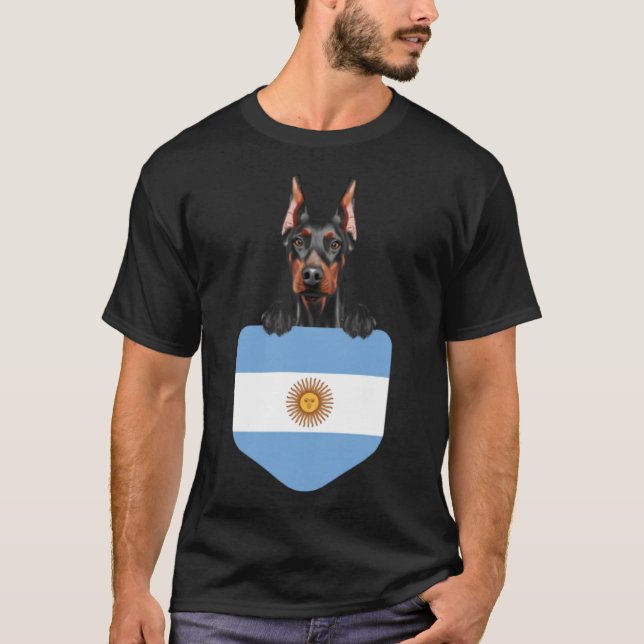 Camiseta Argentina Flag Doberman Pinscher Dog Em Bolso (Frente)