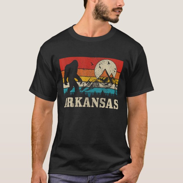 Camiseta Arkansas Bigfoot Vintage Mounties Hiking Camping (Frente)