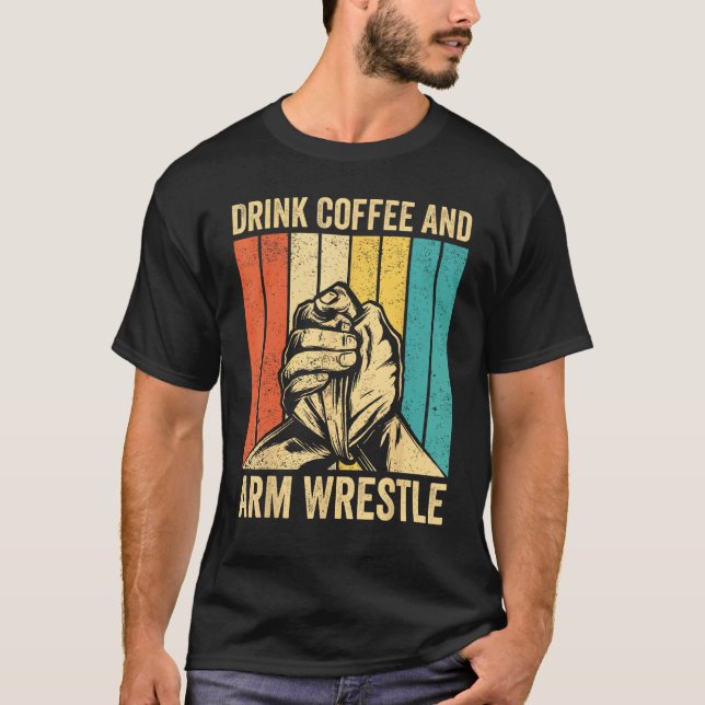 Camiseta Arm Wrestling Arm Wrestler Drink Coffee And Arm Wr (Frente)