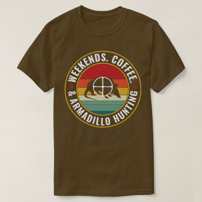 Camiseta Armadillo Hunter Weekends Café e Armadillo Hun (Frente do Design)