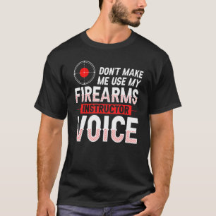 Camiseta Armário de Instrutor de Armas de Fogo Arremessando