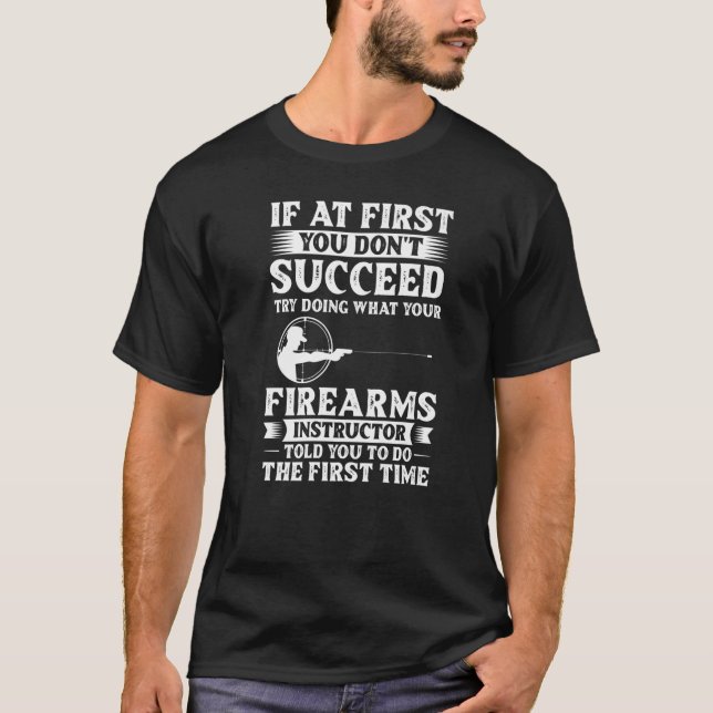 Camiseta Armário de Instrutor de Armas de Fogo Arremessando (Frente)