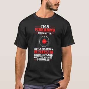 Camiseta Armário de Instrutor de Armas de Fogo Arremessando
