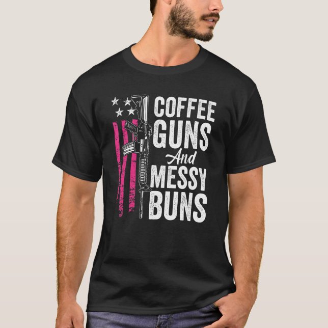 Camiseta Armas De Café E Armas Mensais - Rosa AR15 EUA Funn (Frente)