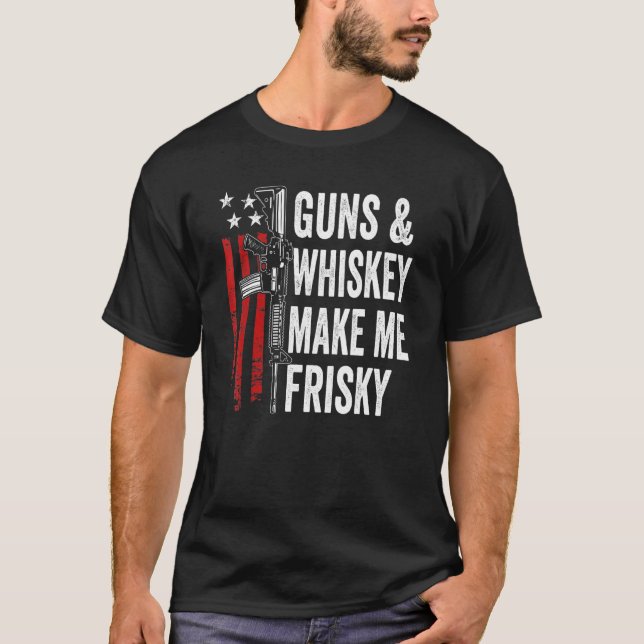 Camiseta Armas e uísque me fazem ser mens de Arma Pro Arma1 (Frente)