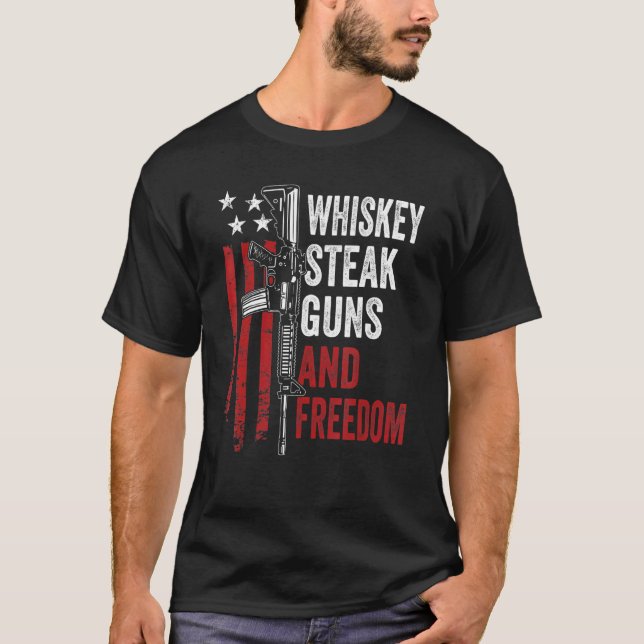 Camiseta Armas Whiskey Beer E Bebendo Da Liberdade U.A Gun  (Frente)
