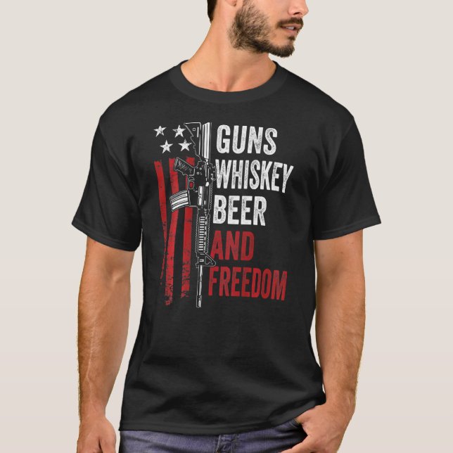 Camiseta Armas Whisky Beer E Bebendo De Liberdade Em B (Frente)