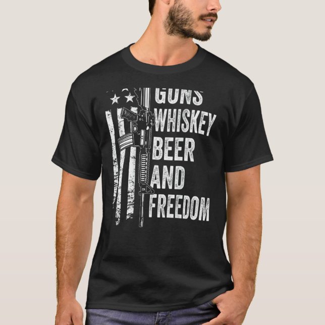 Camiseta Armas Whisky Beer Freedom 4 de julho Sinalizador d (Frente)