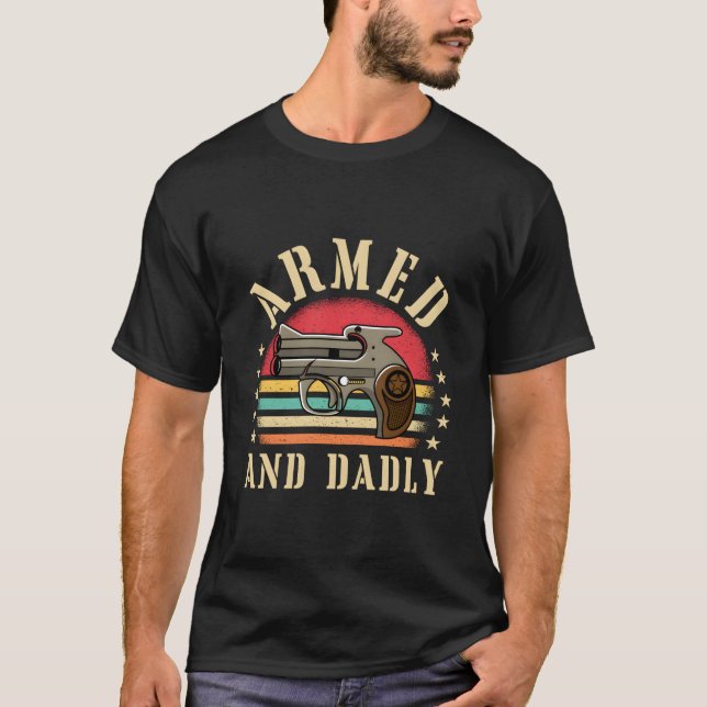 Camiseta Armed And Dadly Deadly Father Dad Humor (Frente)