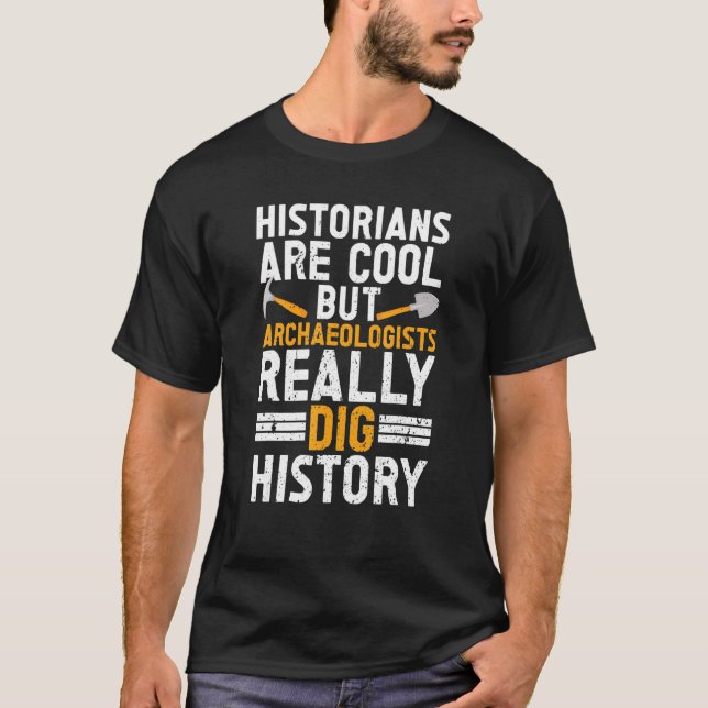 Camiseta Arqueologista Ancião em Arqueologia Cavando Seu (Frente)