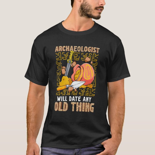 Camiseta Arqueólogo Data Qualquer Arqueologia De Coisa Velh (Frente)