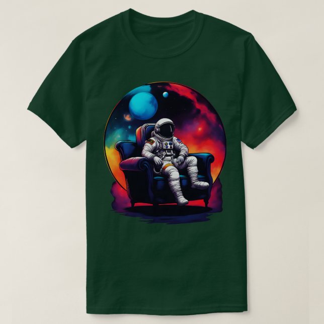 Camiseta arrepio colorida do astronauta num sofá no espaço (Frente do Design)