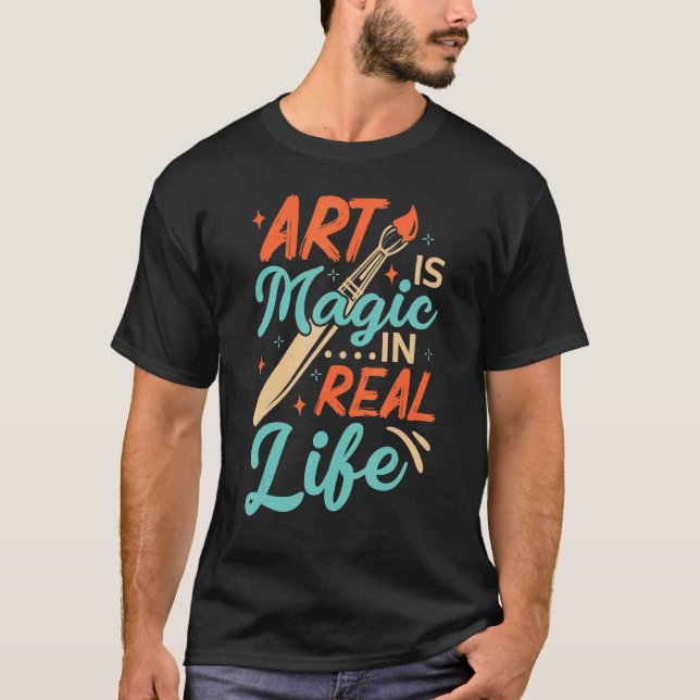 Camiseta Art Is Magic In Real Life Job Artist Artistic Arti (Frente)