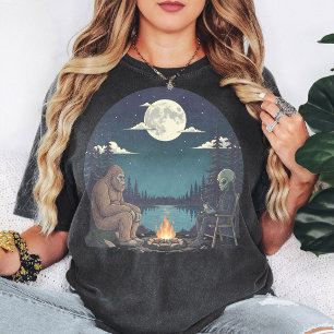 Camiseta Arte Bigfoot e Alien Acampamento Fogueira Lua Lago