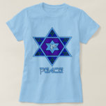 Camiseta Arte da paz de Hanukkah<br><div class="desc">Os azuis de todas as máscaras,  lilac e lavanda em uma forma da flor com uma estrela seis-tomada partido atada são no centro uma grande maneira de comemorar Hanukkah e expressar ao mesmo tempo sua individualidade.</div>