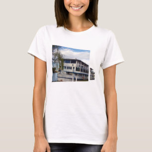 Camiseta Arte de Barco de Rio Saltando
