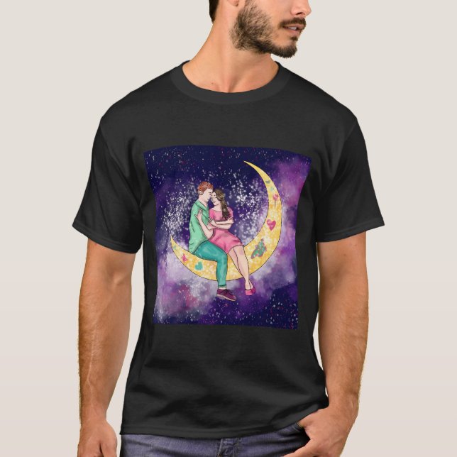 Camiseta Arte De Casal Surreal Sentada Na Lua Com Estrelas (Frente)