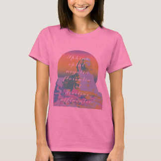 Camiseta Arte de Gradiente com Citação Latina na Esfinge