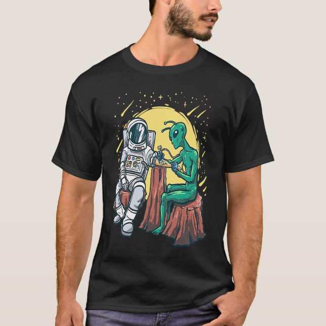 Camiseta Arte de Tatuagem de Tinta de Alienígena Exterior (Frente)