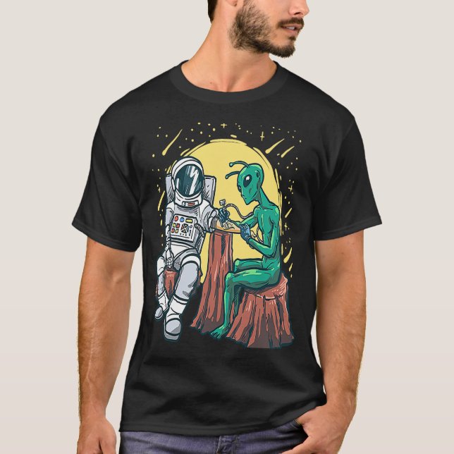 Camiseta Arte de Tatuagem de Tinta de Alienígena Exterior (Frente)
