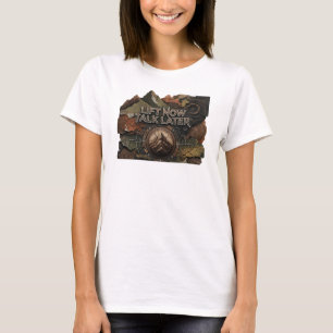 Camiseta Arte Vestível Rosa Nítido LEVANTE AGORA FALE DEPOI