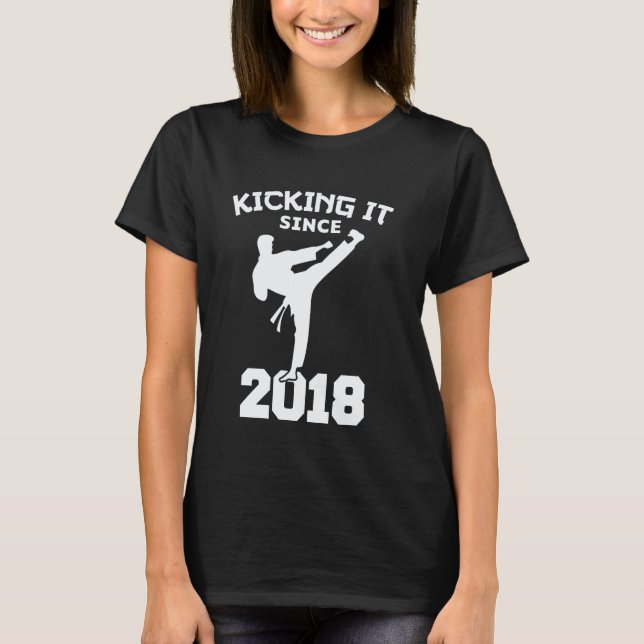 Camiseta Artes Marciais de Karatê Clássico Chutando desde 2 (Frente)