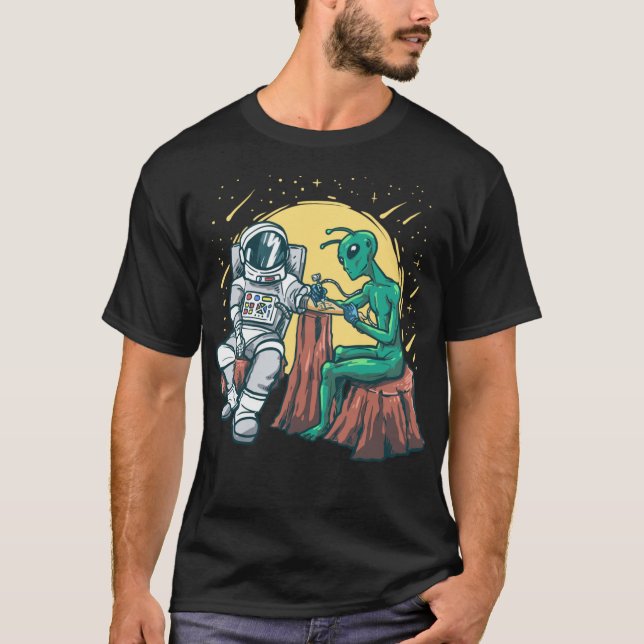 Camiseta Artista de Tatuagem Engraçada por Tinta Engraçada  (Frente)