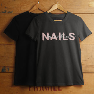 Camiseta Artista de unhas tipográficas modernas