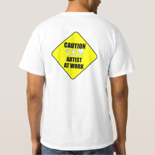 Camiseta artista no sinal do trabalho