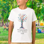 Camiseta Árvore da Família Rainbow<br><div class="desc">Há uma camiseta da Reunião Familiar para cada criança na família! Estas camisetas divertidas são decoradas com uma árvore genealógica nas cores do arco-íris. Personalize-os com o seu nome de família e o ano. Este design único é um impressão do mosaico da Árvore Familiar que foi feito de pequenos pedaços...</div>