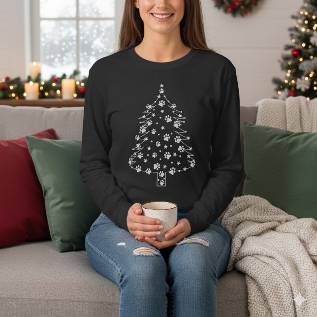 Camiseta Árvore de Natal com Patas de Cachorro | Amante de  (Celebrate Christmas with a paw-some twist! 🎄🐾 Perfect festive tee for every dog lover this holiday)