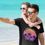 Camiseta Árvore de Palma Personalizada da Família de Ilhas<br><div class="desc">Camisetas de férias de família legal para um pai ou irmão vestir num cruzeiro ilha. Apresenta belas palmeiras em frente a um pôr do sol bonito rosa da praia. Camisetas personalizadas perfeitas para sua viagem de verão ao mar.</div>