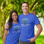 Camiseta Árvore de Reunião da Família, Nome da Família, Per<br><div class="desc">Celebre sua família com esta camisa incrível que apresenta uma árvore genealógica cercada pelo seu nome familiar e local de reunião em texto branco - adicione facilmente mais linhas de texto personalizado. Excelente para reuniões familiares e reuniões.</div>