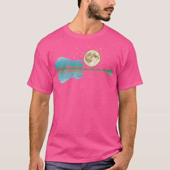 Camiseta Árvore de Violão Acústico e Lua à Beira do Lago Gu (Frente)