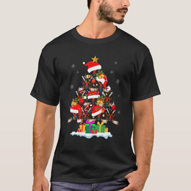Camiseta Árvore Natal Bola de Hóquei no Gelo Santa Hat Engr (Frente)