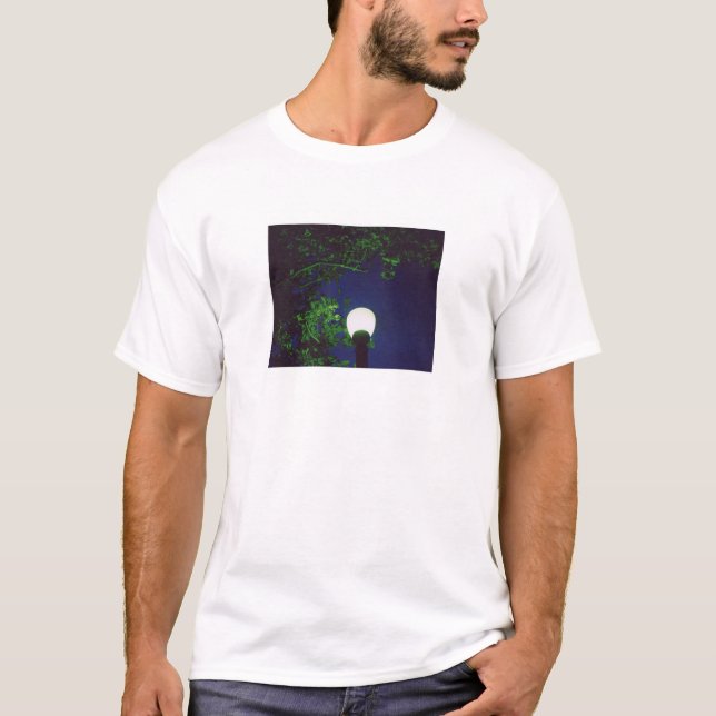 Camiseta árvore verde sob a luz (Frente)