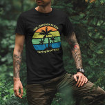 Camiseta Árvores de Palma de Praia Tropicais legal e Person<br><div class="desc">Essas camisetas legal personalizadas da praia tropical sunset apresentam 3 palmeiras silhuetadas contra um céu laranja e azul acentuadas com amarelo e verde na costa. Personalize para camisetas de manutenção da viagem da família de excelentes para sua fuga costeira nas férias de primavera ou de verão ou cruzeiro oceânico.</div>