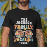 Camiseta Árvores de palma retrógradas óculos escuros férias<br><div class="desc">Prepare-se para fazer estilo com esta camiseta personalizável de férias da família! Embale as vibrações ensolaradas com uma ilustração vibrante dos óculos escuros, acompanhada de palmeiras balançando. A legenda "férias da família" pop em uma fonte retrô colorida, adicionando um toque de nostalgia à sua fuga. Personalize-o com o seu nome...</div>