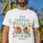 Camiseta Árvores de palma retrógradas óculos escuros férias<br><div class="desc">Prepare-se para fazer estilo com esta camiseta personalizável de férias da família! Embale as vibrações ensolaradas com uma ilustração vibrante dos óculos escuros, acompanhada de palmeiras balançando. A legenda "férias da família" pop em uma fonte retrô colorida, adicionando um toque de nostalgia à sua fuga. Personalize-o com o seu nome...</div>