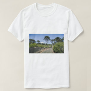 Camiseta Árvores de pinheiro de monkey perto do vulcão no c