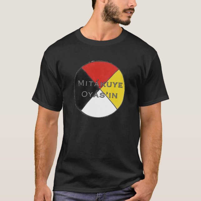 Camiseta As cores escuras Lakota dos homens de Mitakuye (Frente)