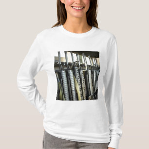 Camiseta As espingardas de assalto estão prontas no rack de