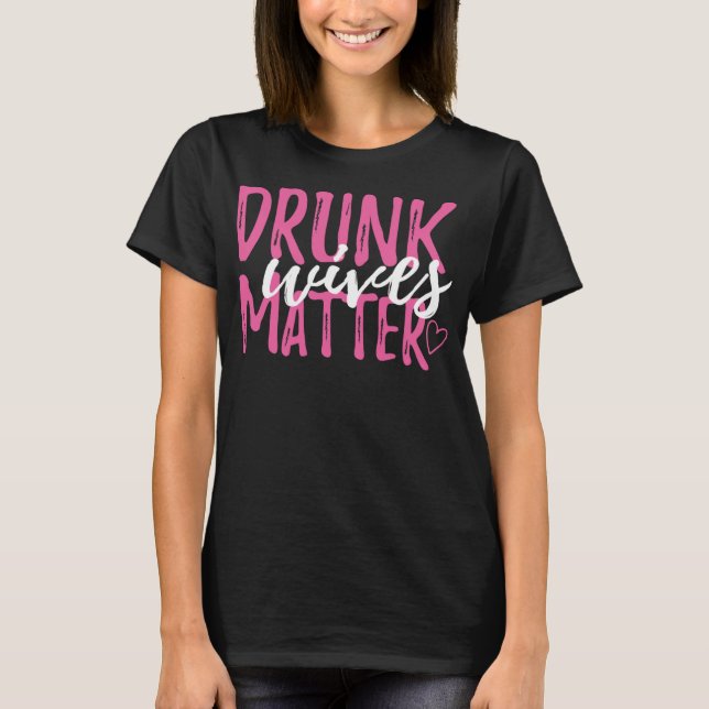 Camiseta As Esposas De bebado Importam Um Presente Engraçad (Frente)