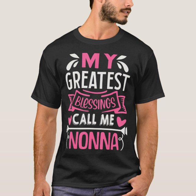 Camiseta As Minhas Maiores Bênçãos Chamam-Me Não Avó (Frente)