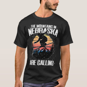 Camiseta As Montanhas De Nebraska Estão Chamando De Esqui E