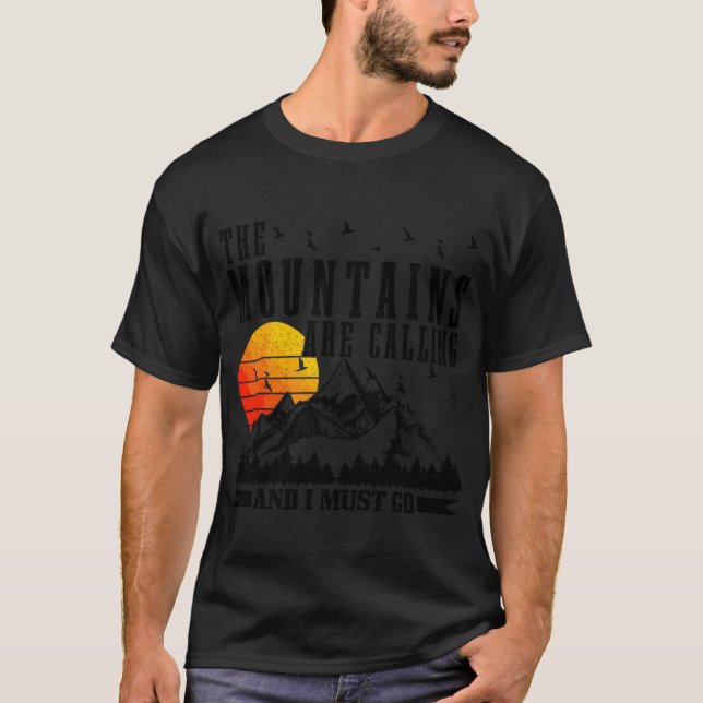 Camiseta As Montanhas Estão Chamando Eu Devo Ir Acampar (Frente)