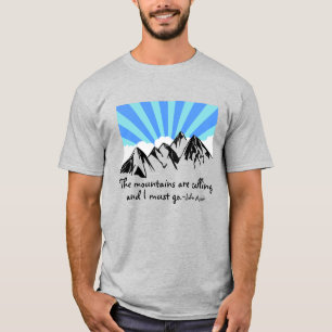 Camiseta "As montanhas estão chamando" nuvens retros & cé